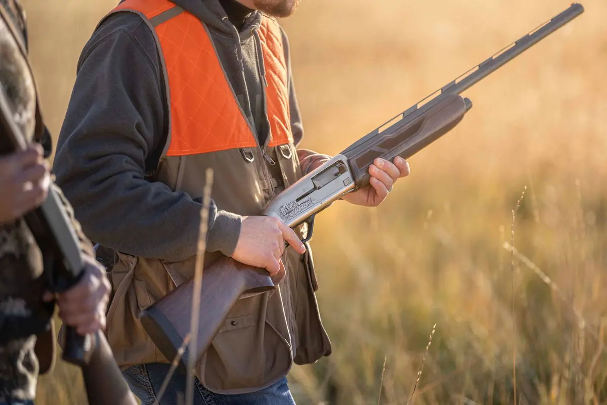 semi-auto-shotgun-sx4-upland-field-511236392-L1