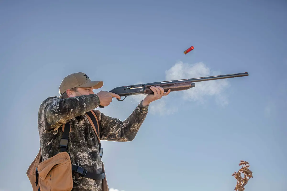 semi-auto-shotgun-sx4-field-511210391-L1